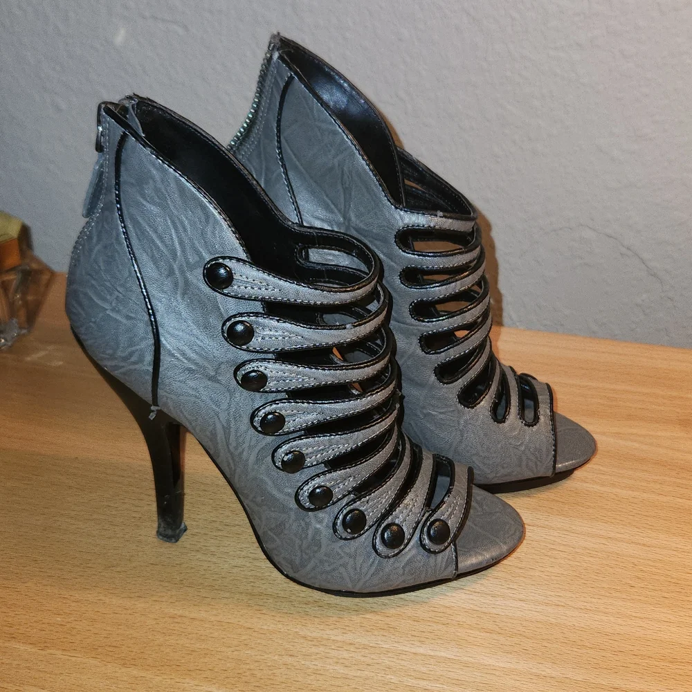 Bakers Chleo heel gray Sz 6 b